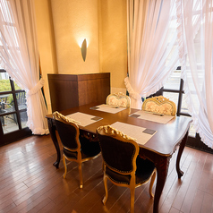 4名用のテーブルは4卓ご用意しております。友人や家族と共に楽しい時間を過ごすことができます！看板料理のゆう香の自家製ソースで味わう串カツを囲んで、心からリラックスした時間をお楽しみください。