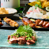 お得な全コース飲み放題付き5,500円～！宴会予算に合わせてお選びください。飲み放題はコース利用者限定のサービスとなっております！当店自慢の本格炭火焼き鳥をはじめ、牛タン、黒毛和牛炙りに厳選お造りなど人気のメニューがずらり。素材本来の美味しさを活かし、堪能できるメニューをぜひお楽しみください。