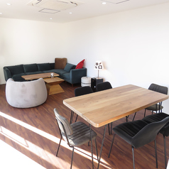 2階には6名様まで座れるテーブル席をご用意しています。女子会に最適です。周りを気にせず、落ち着いた雰囲気の中でゆったりとお過ごしいただけます。