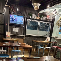 カジュアルに過ごせる明るいテーブル席