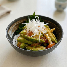 サーモンとアボカドのユッケ