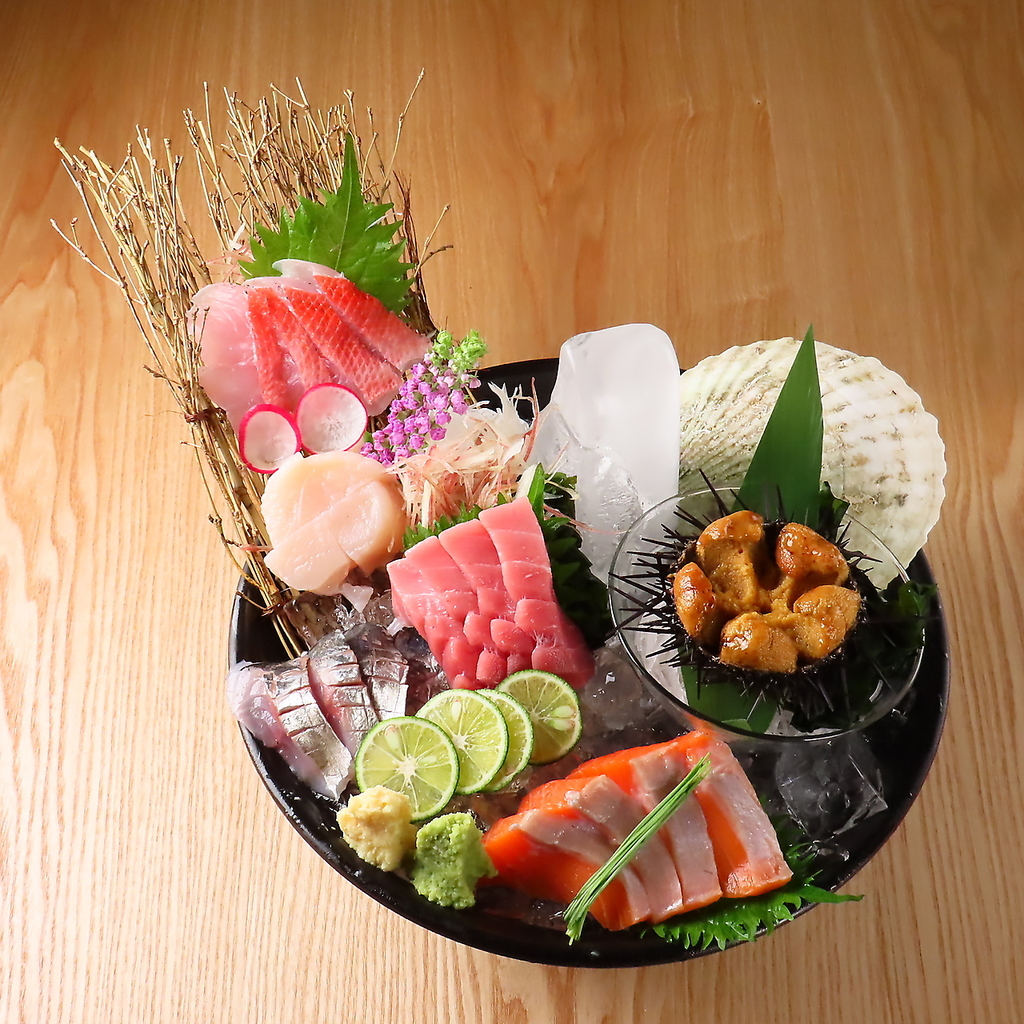 鮮度や彩りが自慢の「今宵のお造り5種盛り合わせ」をはじめ、肉や野菜、酒などもこだわりの品揃え◎