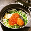 料理メニュー写真 いくらと炙りサーモンの土鍋飯