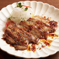 「TOKYO X」の炙り雲白肉（ウンパイロー）