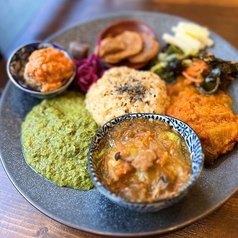 ビタミン菜と小松菜とほうれん草のグリーンカレー×さつまいもと人参の白味噌カレー