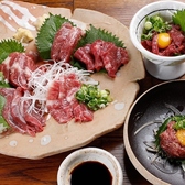 鮮度抜群な馬刺しは熊本直送品を使用★あっさりとしてクセの少ない上に、食感は柔らかく、高タンパク、鉄分豊富、低カロリーで栄養価が高いのが特徴です。様々な部位を一度に食べられるので、食べ比べやお酒のアテとしておすすめ◎食べてみてお気に入りの部位がございましたら部位別に追加注文もできますのでお試しください