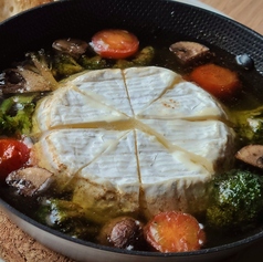 丸ごとカマンベールのアヒージョ