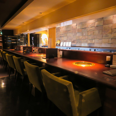 スタッフとの会話も楽しめるカウンター席はお一人様でも気兼ねなくお食事をお楽しみいただけます。