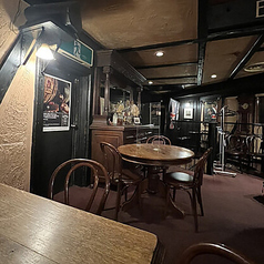 少人数での語らいに最適な3名様用のテーブル席です♪落ち着いた英国風のインテリアに囲まれて、友人とのランチや仕事帰りのサク飲みにもぴったり◎本格パブの雰囲気を感じながら、ゆったりとした時間をどうぞ♪