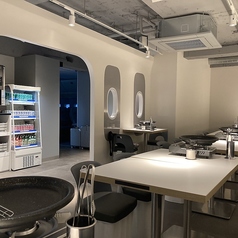 シンプルでクリーンなデザインのテーブル席は、席間のゆとりがあり落ち着いて過ごせます。4名席はグループに最適、3名席・2名席は少人数でのんびり楽しめる空間。ゆったりした座り心地が嬉しいポイントです。