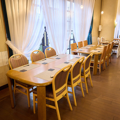 6名用のテーブルは2卓ご用意しております。みんなで集まる誕生日や特別な日のお祝い、女子会などのご利用にもぴったりです。当店自慢の自家製のたれに漬けうま味を生かした《但馬地鷄手羽唐揚げ》は店内で揚げたてを楽しんで♪