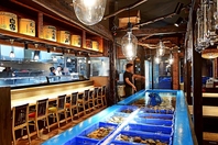 開放的な空間にカウンター席とテーブル席を配置