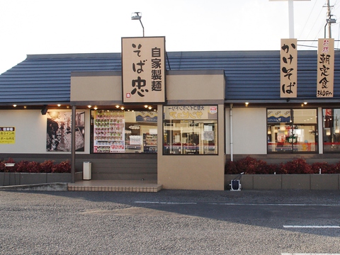 打ち立て、茹で立ての麺がしこしこ！セルフサービス方式の美味しい日本蕎麦店。