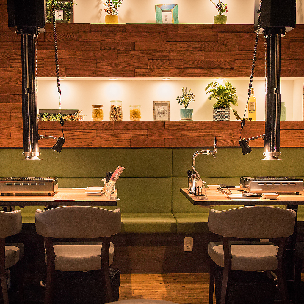 連結可能なテーブル席はデートや女子会、少人数でのお食事にお薦め。