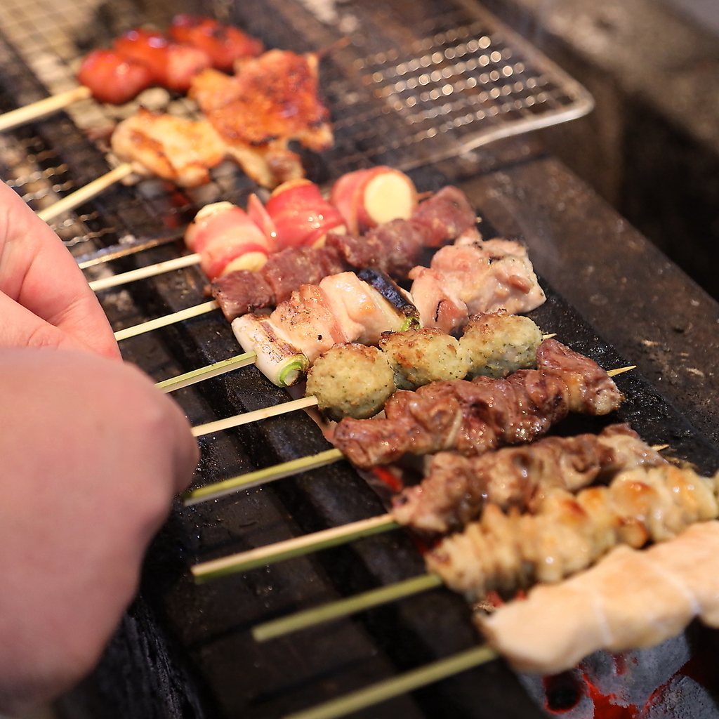 1本1本丁寧に手で串打ち。皮面は黄金色になるまで焼き上げます。  
