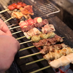 1本1本丁寧に手で串打ち。皮面は黄金色になるまで焼き上げます。  