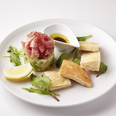 マグロとアボガドのタルタル～自家製フォカッチャ添え