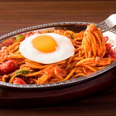 ８）炒めスパゲティ「ナポリタン」