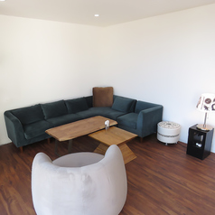 2階のL字型ソファー席は、広々としており、まるでリビングのような快適さ。周りを気にせず、リラックスした状態でお楽しみいただけます。