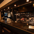 お一人様やデートに最適なカウンター6席。職人の手さばきを間近で楽しめる、ライブ感溢れる特等席です。
