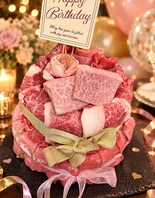 大切な日に！感動のサプライズ特製肉ケーキ