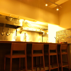 オープンキッチンで、シェフとの会話を楽しみながら、ゆっくりお食事して頂けます。もちろん、お一人様でも気軽にご利用頂けます♪気さくなスタッフがお客様を飽きさせないようおもてなし致しますので是非一度ご利用ください★又、大切な人とのデートにもお勧めです♪隣で話せば距離感も縮まるかも・・