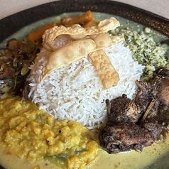 【平日限定】新感覚！5種のカレーやおかずを混ぜるほど美味しくなる！オリジナルスパイスカレー