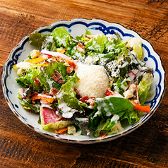 彩り野菜の温玉シーザーサラダ