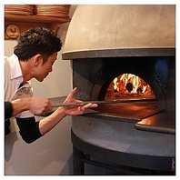 本場イタリア製の新窯で焼くナポリピッツァ