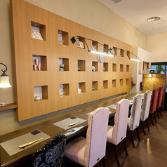 当店のカウンター席は8席あり、目の前で繰り広げられる調理の様子を楽しみながら食事をお楽しみいただけます♪ぜひお仕事帰りや週末のご褒美に至福の時間を味わってください。