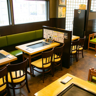 テーブルの鉄板を使ってご自身で焼いたりできます。