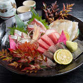 毎日仕入れる新鮮な魚介や厳選された肉、野菜が揃い、その季節ならではの美味しさが味わえます。オススメの黒板メニューをチェックすれば、さらに美味しい発見があります。全席喫煙可能(禁煙席はございません。)