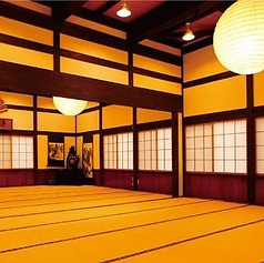 宴会場は48帖の広さで約60名様までご利用可能です。お座敷には大きな「ちょうちん」がおてもとをやさしく照らします。