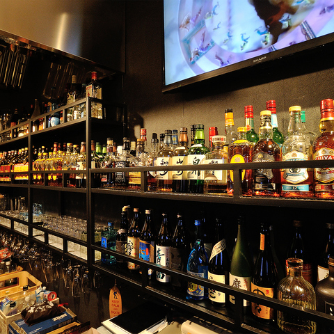 昼はカラオケ喫茶、夜はスポーツバーとして楽しめる店。お子様連れのご家族もOKです◎