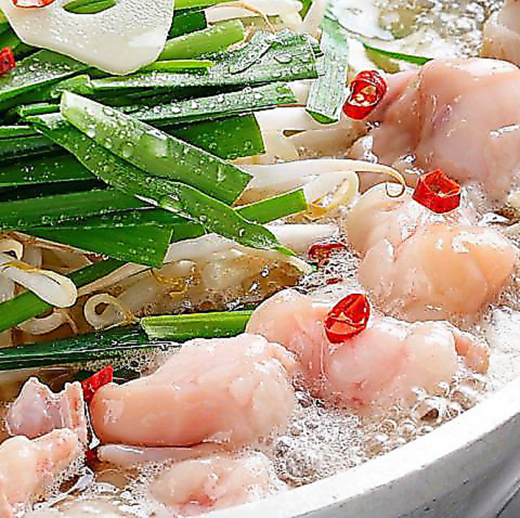 当店自慢のもつ鍋は国産の牛ホルモンを使用し、スープにコクを生み出します。