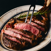 肉の旨味が楽しめる本格ステーキを豊富にラインナップ。