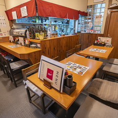 テーブル席は、プライベート感があり、落ち着いて食事を楽しむことができます。特製のどて焼きや新鮮なお造りを味わいながら、ゆっくりとした時間をお楽しみください◎