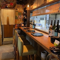 入り口からのカウンター席。奥の暖簾の先がトイレ入り口となっております。