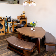 手作りスピーカーが彩る、2階カフェ空間