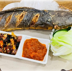 ナマズの素揚げ、サンバルと新鮮な野菜添え、御飯付き