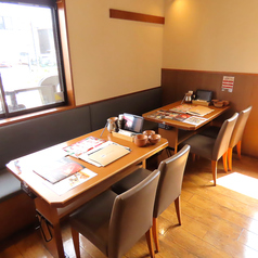 【テーブル席】清潔感ある明るい雰囲気の店内♪