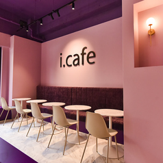 洗練された空間美が魅力のテーブル席。紫と花を基調とした華やかな装飾に囲まれて、お一人様からご友人同士、カップル、ワンちゃん連れの方までどなたでも心地よくお過ごしいただけるお席です。写真映えも抜群！ランチやカフェタイム、にぴったり。ぜひ、優雅なひとときをお楽しみください。