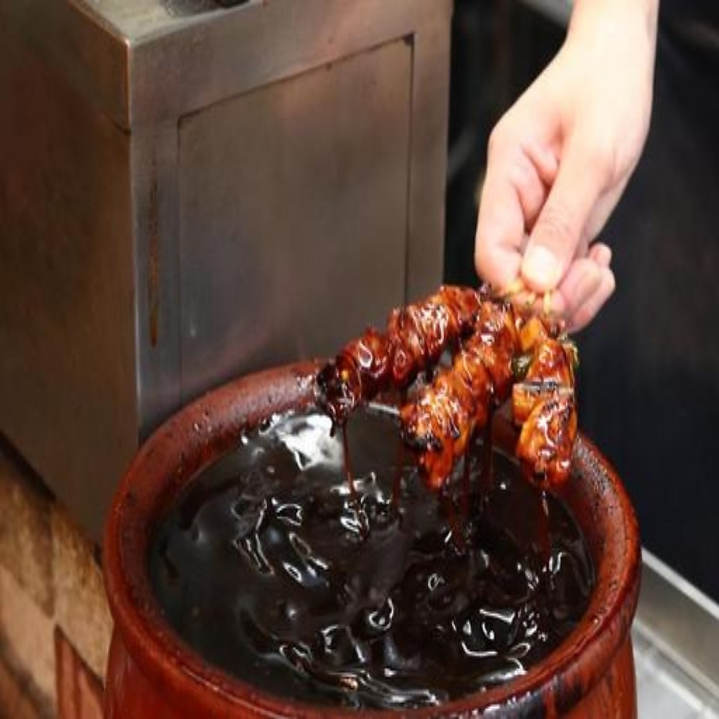 秘伝のタレが染み渡るこだわりの焼き鳥の数々。甘辛い味が、ふっくら仕上げた鶏肉の旨味を強調します