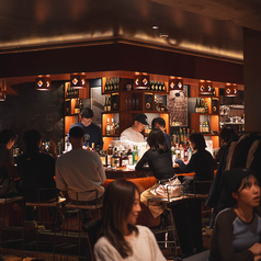 ライブ感溢れるカウンター席は、お一人様やデートにぴったり◎家具に埋め込まれたスピーカーから流れる心地よい音楽を聴きながら、出来立ての料理をゆっくりとご堪能いただけます♪