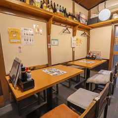 友人や家族との食事にぴったりのスペースです。ゆったりとした空間で、串カツや唐揚げを囲んで楽しいひとときをお過ごしいただけます。