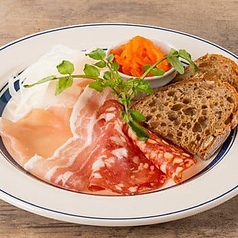 ビヤホールの生ハム・サラミ盛合せ