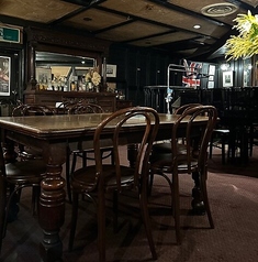 ゆったりと座れる5名様用のテーブル席です♪5名様ならではの程よい一体感で、美味しい料理を囲みながら会話も弾みます◎伏見駅徒歩1分の好立地で、仲の良い友人同士やご家族でのディナーにもぜひご利用ください♪