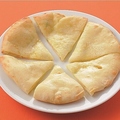 料理メニュー写真&nbsp;チーズナン（はちみつ入り）