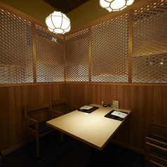 【テーブル席28席】京数寄屋風の店内は、まるで京都祇園八坂本店そのものの空間です。