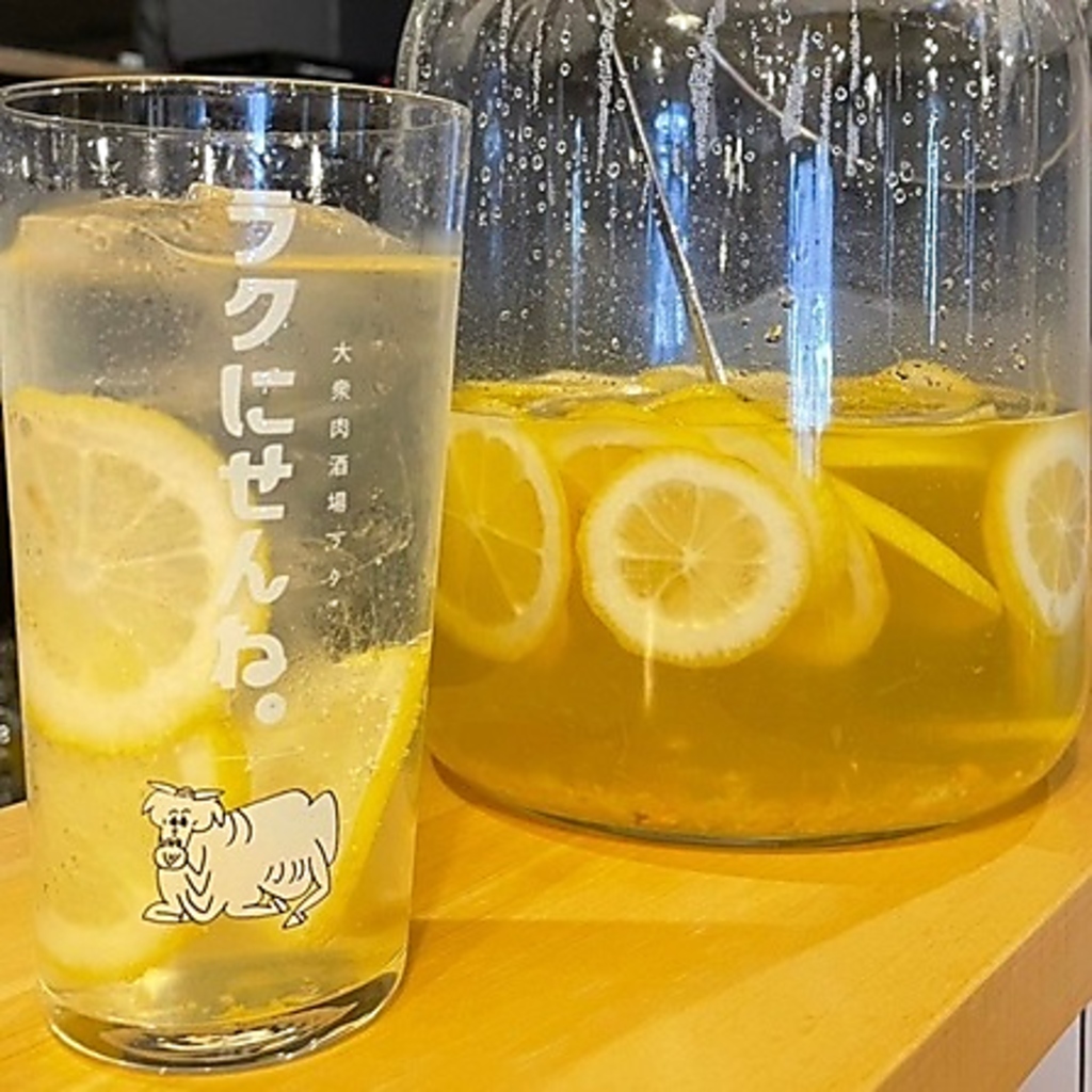 オリジナルの「RAKU自家製のレモンサワー」は、爽やかでフレッシュな味わいをお楽しみいただけます♪